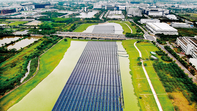 太陽能電廠百花齊放，任何可搭建太陽能發電模板的地方，都被「地盡其用」，例如圖中位於台南樹谷的水面浮動式太陽能發電系統